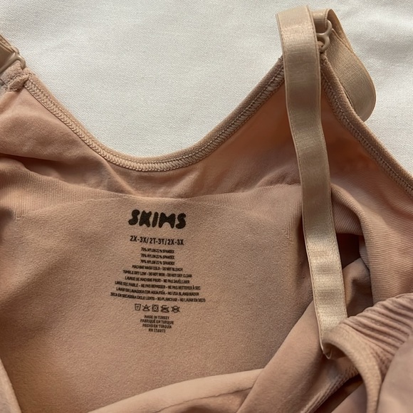 SKIMS SEAMLESS SCULPT MID THIGH BODYSUIT - Picture 2 of 3